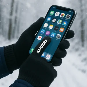 Svarta fingervantar med touchscreen-funktion och eget namn på fingertoppen – perfekt julklapp till hela familjen.