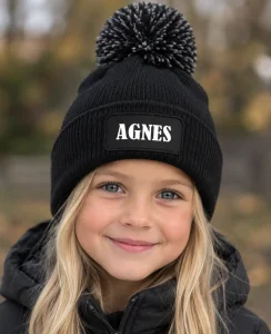 svart stickad mössa med namn